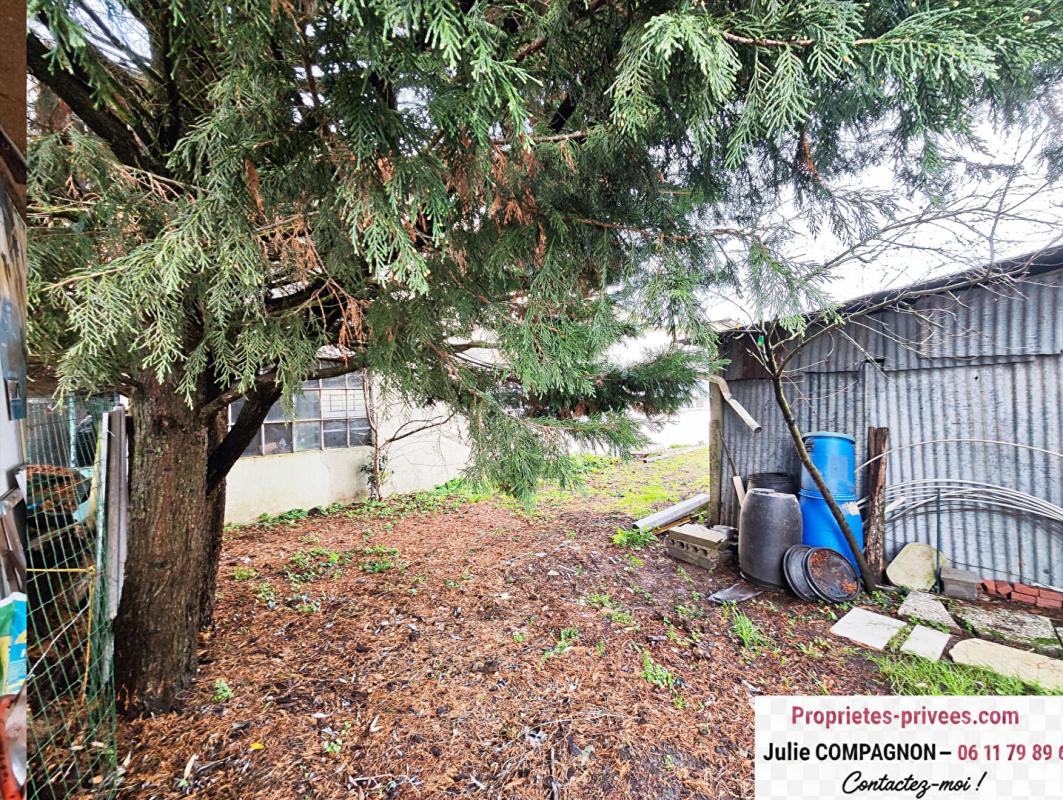 VARADES Terrain avec grand atelier 400 m² bureau, garage et grenier 17