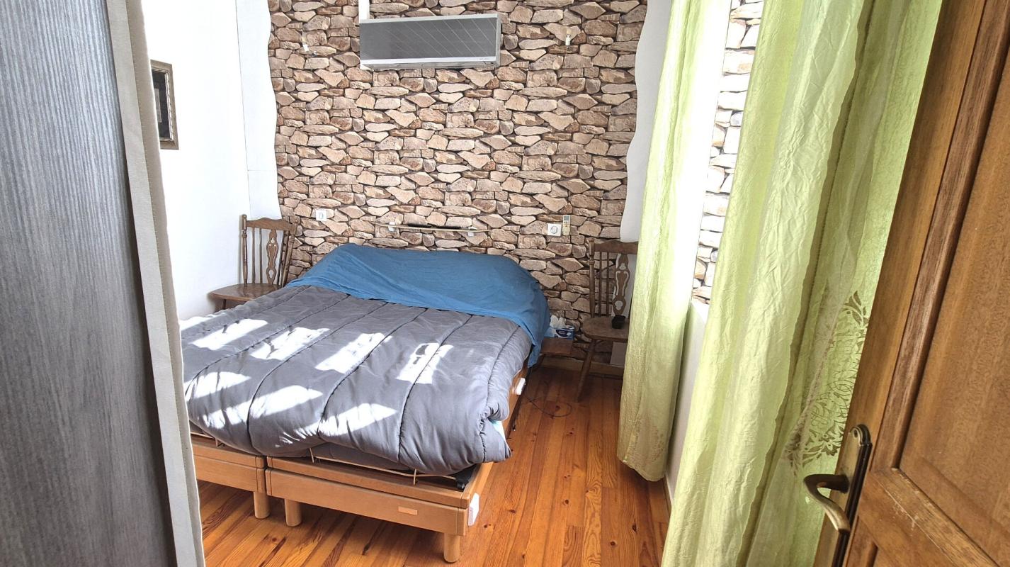 SAINT-DIZIER Belle Maison Individuelle en Pierre ou de Caractère de 131 m² à Remettre à votre Goût avec sa Cour sécurisée de 100 m², Terrasse de 28 m², Sas d'entrée, Sous-sol complet de 73 m² avec Buanderie, Atelier, Cave, Chaufferie PAC Air-Air, Climatisation, Pannea 11