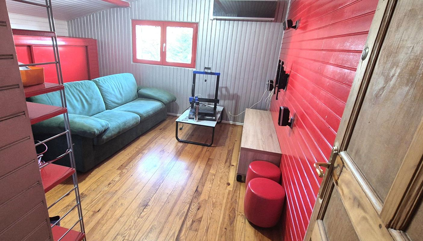 SAINT-DIZIER Belle Maison Individuelle en Pierre ou de Caractère de 131 m² à Remettre à votre Goût avec sa Cour sécurisée de 100 m², Terrasse de 28 m², Sas d'entrée, Sous-sol complet de 73 m² avec Buanderie, Atelier, Cave, Chaufferie PAC Air-Air, Climatisation, Pannea 14