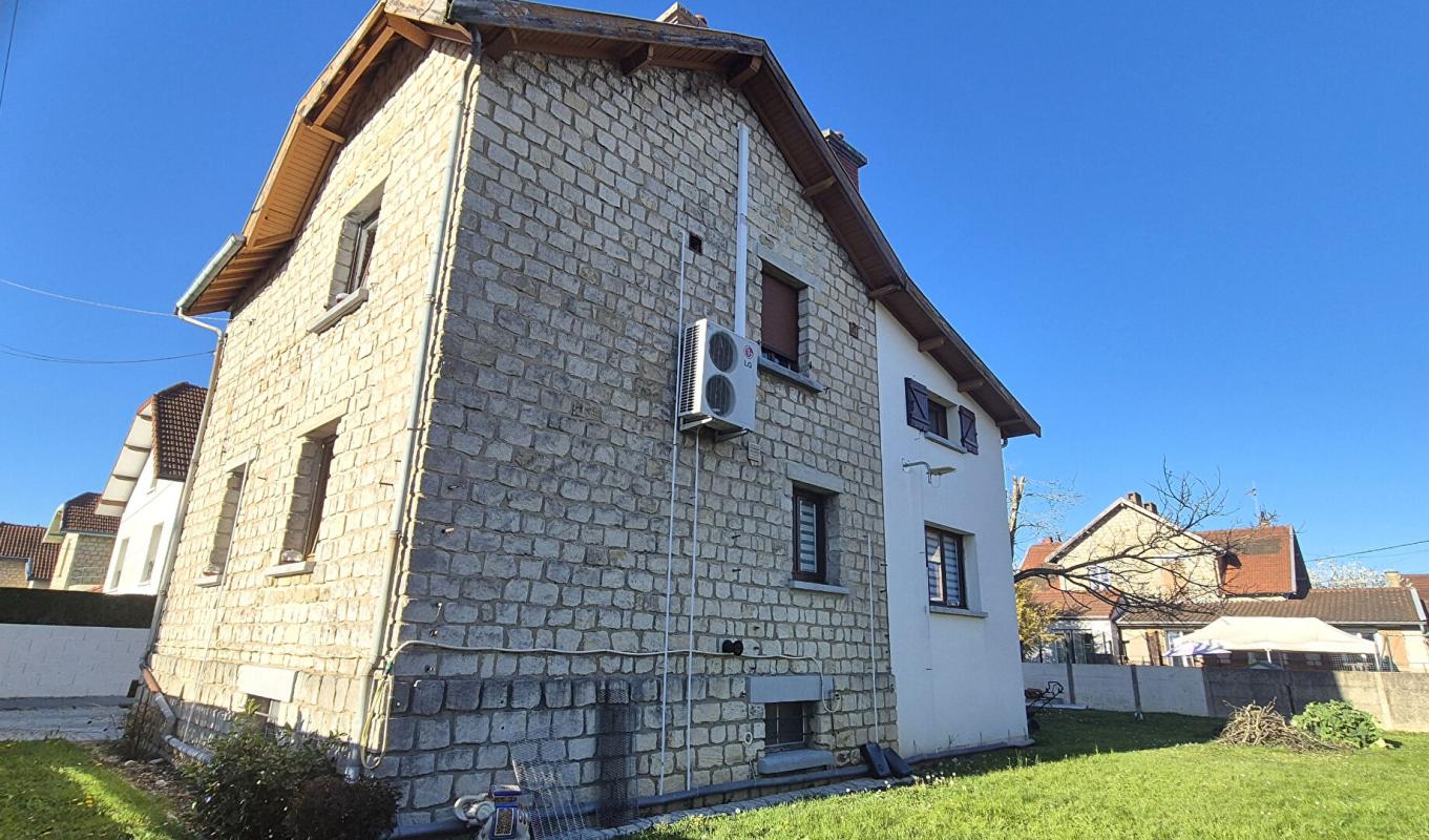 SAINT-DIZIER Belle Maison Individuelle en Pierre ou de Caractère de 131 m² à Remettre à votre Goût avec sa Cour sécurisée de 100 m², Terrasse de 28 m², Sas d'entrée, Sous-sol complet de 73 m² avec Buanderie, Atelier, Cave, Chaufferie PAC Air-Air, Climatisation, Pannea 17