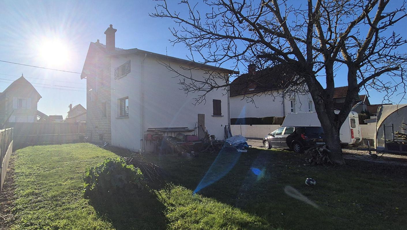 SAINT-DIZIER Belle Maison Individuelle en Pierre ou de Caractère de 131 m² à Remettre à votre Goût avec sa Cour sécurisée de 100 m², Terrasse de 28 m², Sas d'entrée, Sous-sol complet de 73 m² avec Buanderie, Atelier, Cave, Chaufferie PAC Air-Air, Climatisation, Pannea 18