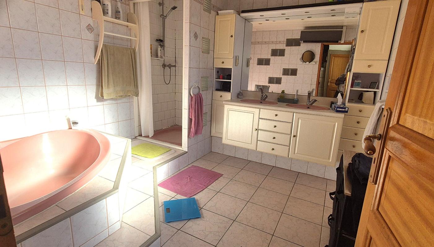 SAINT-DIZIER Belle Maison Individuelle en Pierre ou de Caractère de 131 m² à Remettre à votre Goût avec sa Cour sécurisée de 100 m², Terrasse de 28 m², Sas d'entrée, Sous-sol complet de 73 m² avec Buanderie, Atelier, Cave, Chaufferie PAC Air-Air, Climatisation, Pannea 4