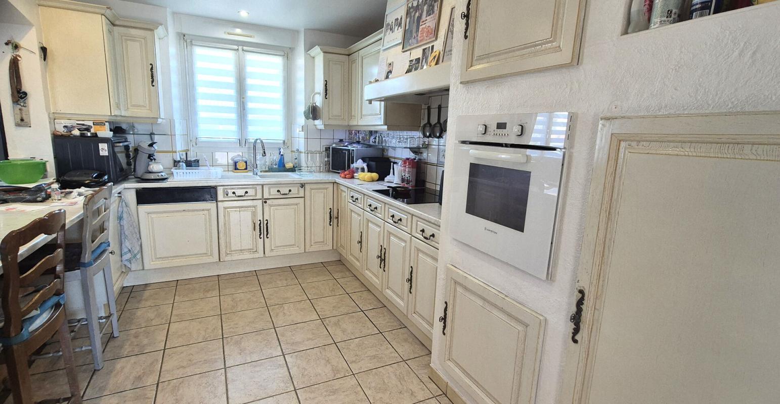 SAINT-DIZIER Belle Maison Individuelle en Pierre ou de Caractère de 131 m² à Remettre à votre Goût avec sa Cour sécurisée de 100 m², Terrasse de 28 m², Sas d'entrée, Sous-sol complet de 73 m² avec Buanderie, Atelier, Cave, Chaufferie PAC Air-Air, Climatisation, Pannea 8