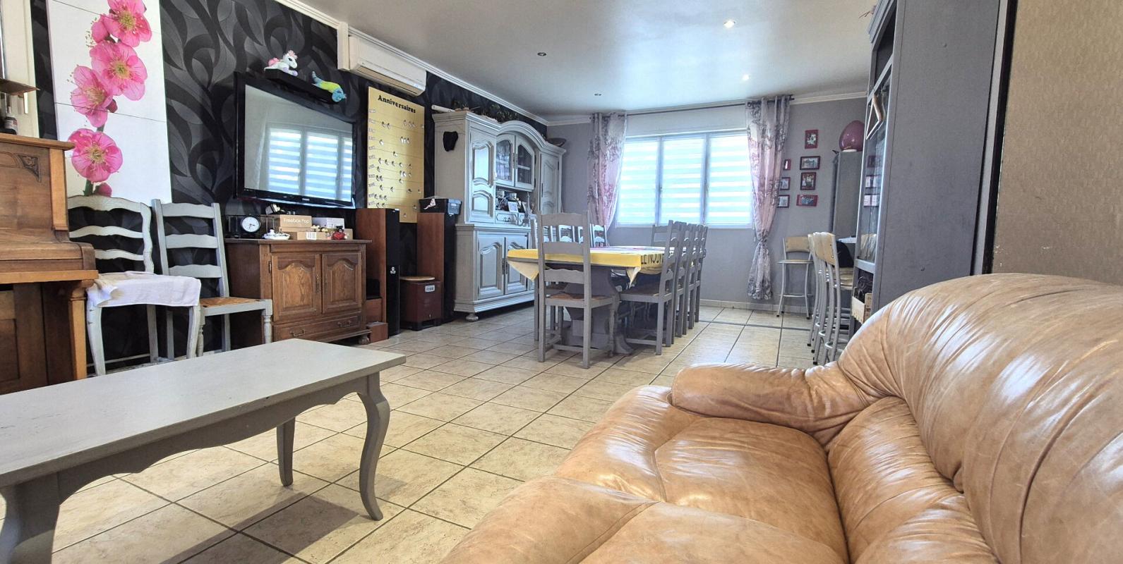 SAINT-DIZIER Belle Maison Individuelle en Pierre ou de Caractère de 131 m² à Remettre à votre Goût avec sa Cour sécurisée de 100 m², Terrasse de 28 m², Sas d'entrée, Sous-sol complet de 73 m² avec Buanderie, Atelier, Cave, Chaufferie PAC Air-Air, Climatisation, Pannea 9