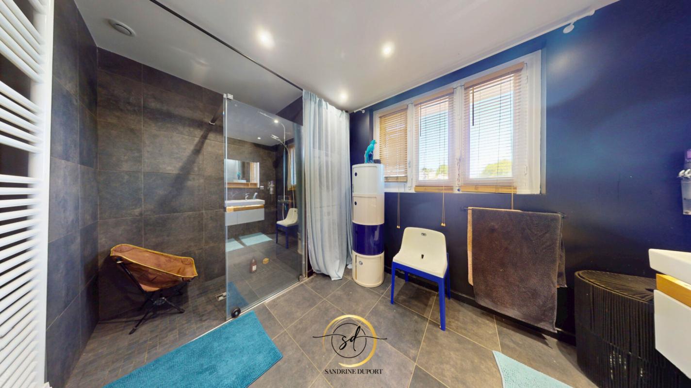 LABASTIDE-D'ANJOU Maison rénovée R+2 de 118m2  comprenant T2 + DUPLEX T3 sans vis a vis 10