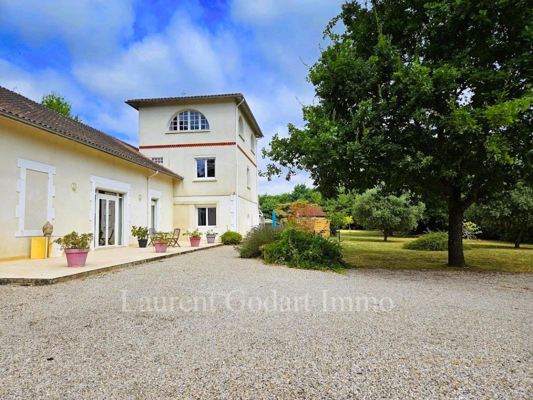 VILLENEUVE-SUR-LOT Maison de 350m² avec piscine sur terrain clos de 3500m² 13