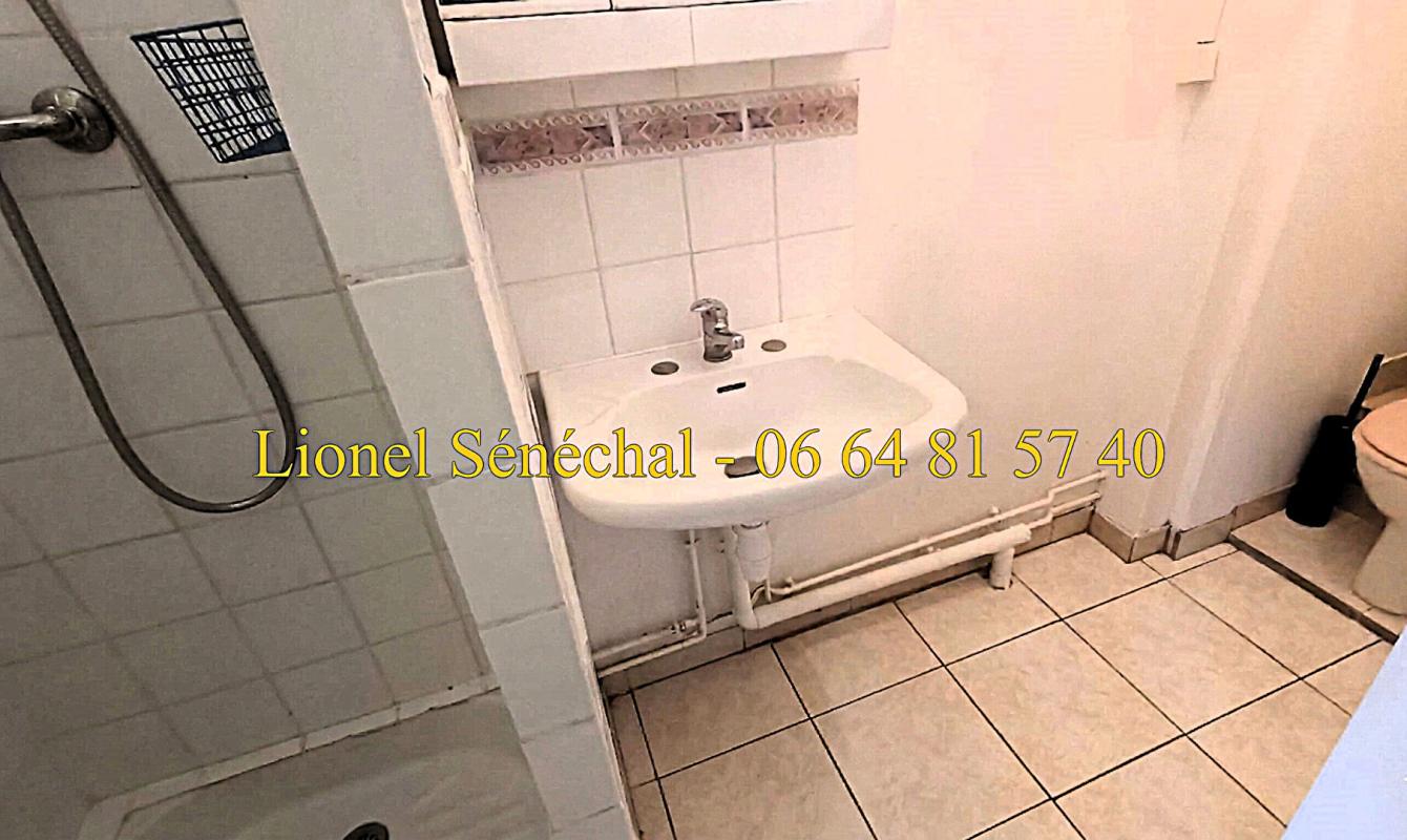 BAGNOLES-DE-L'ORNE Demeure de prestige en pierre de taille avec ses vitraux avec 12 studios pour une superficie de 300 m2 habitables en plein coeur du centre ville de Bagnoles de l'  Orne 15