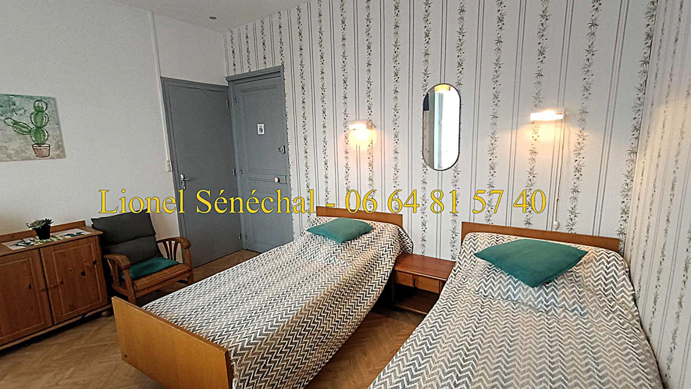 BAGNOLES-DE-L'ORNE Demeure de prestige en pierre de taille avec ses vitraux avec 12 studios pour une superficie de 300 m2 habitables en plein coeur du centre ville de Bagnoles de l'  Orne 6