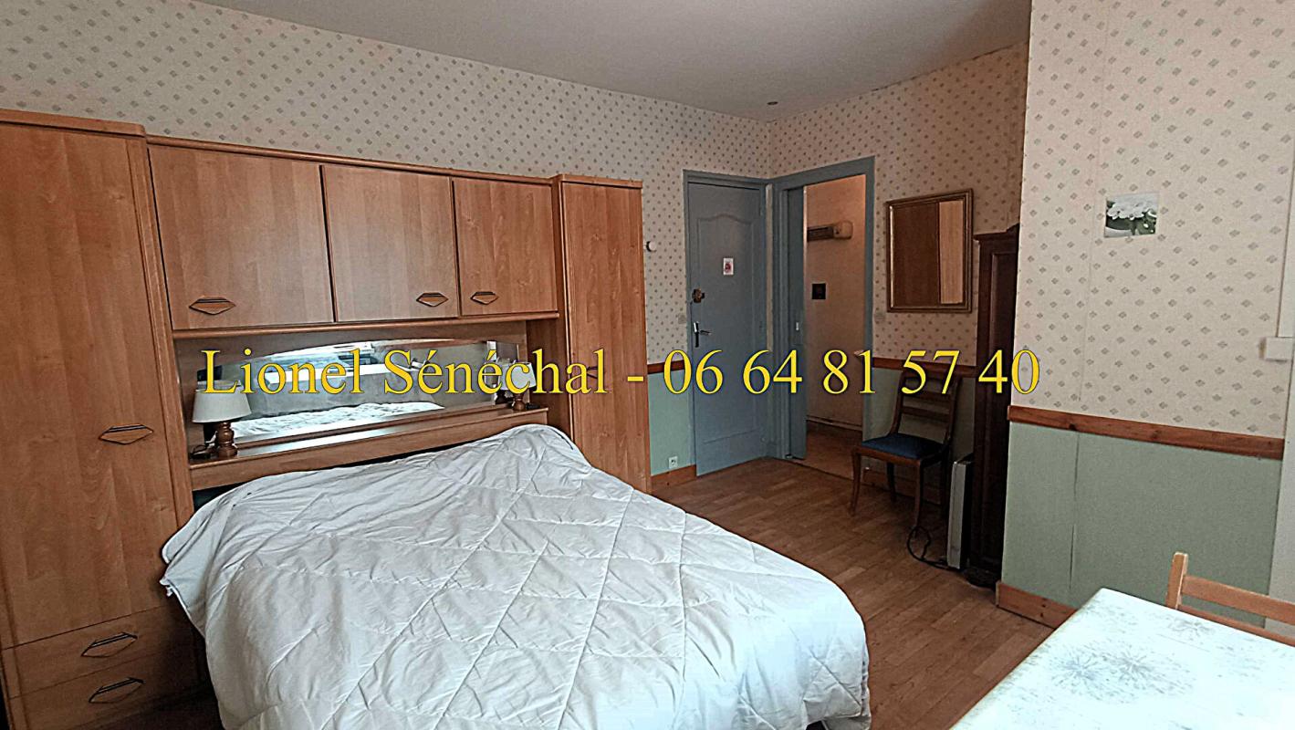 BAGNOLES-DE-L'ORNE Demeure de prestige en pierre de taille avec ses vitraux avec 12 studios pour une superficie de 300 m2 habitables en plein coeur du centre ville de Bagnoles de l'  Orne 7