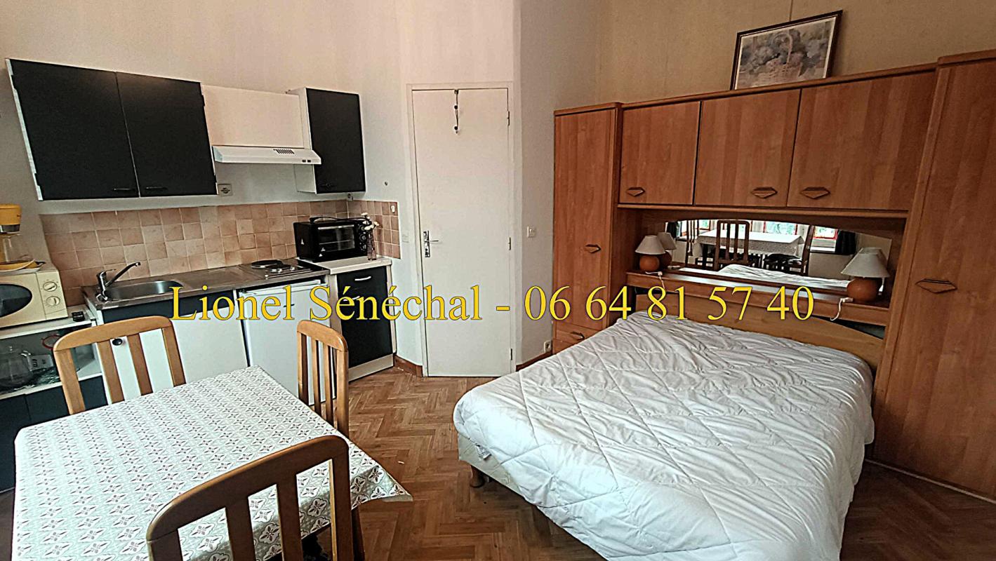 BAGNOLES-DE-L'ORNE Demeure de prestige en pierre de taille avec ses vitraux avec 12 studios pour une superficie de 300 m2 habitables en plein coeur du centre ville de Bagnoles de l'  Orne 9