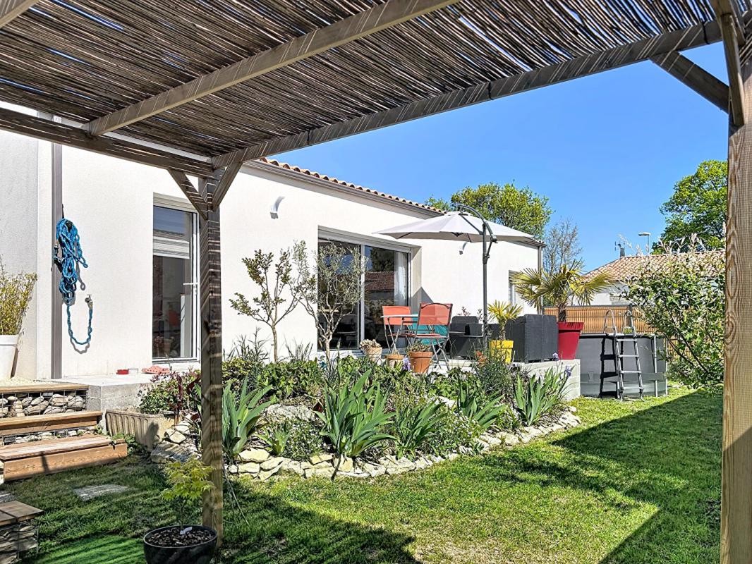 SAINT-JEAN-DE-LIVERSAY Maison de plain-pied de 2023 -107 m2 - 4 chambres - Jardin paysagé - Classe énergie A - Garage 1