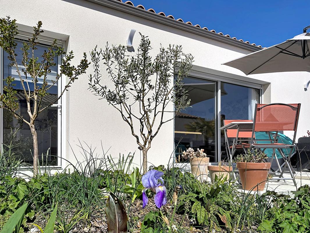 SAINT-JEAN-DE-LIVERSAY Maison de plain-pied de 2023 -107 m2 - 4 chambres - Jardin paysagé - Classe énergie A - Garage 10