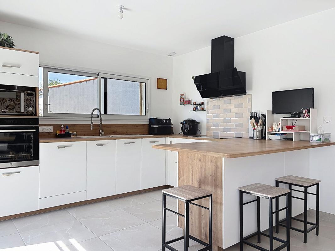 SAINT-JEAN-DE-LIVERSAY Maison de plain-pied de 2023 -107 m2 - 4 chambres - Jardin paysagé - Classe énergie A - Garage 2