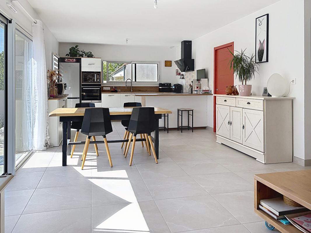 SAINT-JEAN-DE-LIVERSAY Maison de plain-pied de 2023 -107 m2 - 4 chambres - Jardin paysagé - Classe énergie A - Garage 3