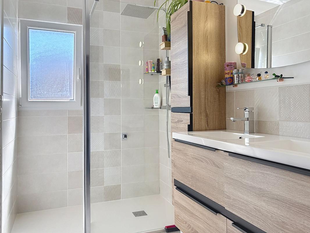 SAINT-JEAN-DE-LIVERSAY Maison de plain-pied de 2023 -107 m2 - 4 chambres - Jardin paysagé - Classe énergie A - Garage 4