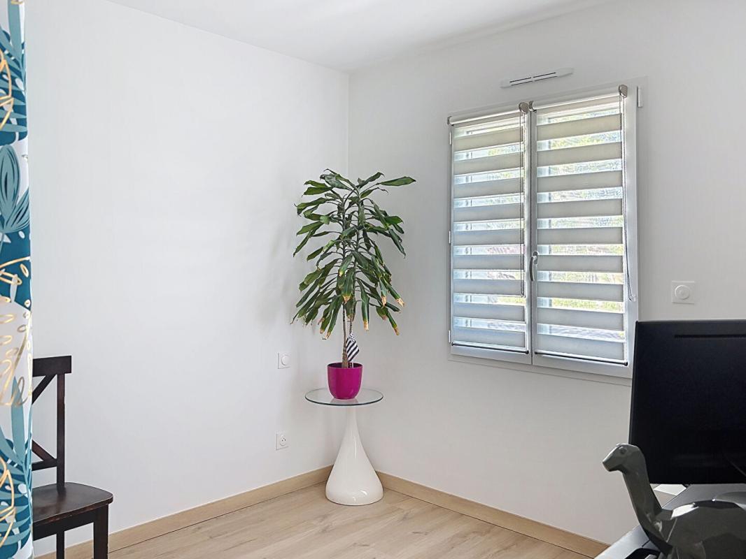 SAINT-JEAN-DE-LIVERSAY Maison de plain-pied de 2023 -107 m2 - 4 chambres - Jardin paysagé - Classe énergie A - Garage 6