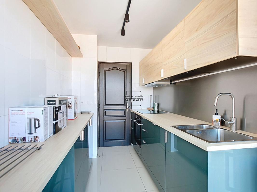 MARSEILLE-1ER-ARRONDISSEMENT Marseille (13001) - BOURSE - VIEUX PORT - T4/5 - location meublée  - 91 m2 - Vue Panoramique et balcons 7