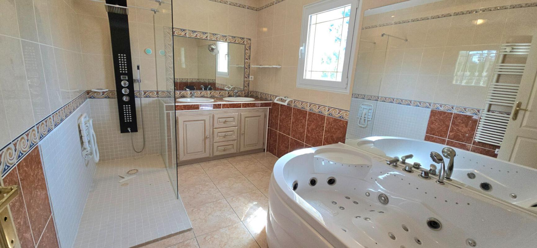 MARSAC-SUR-L'ISLE Maison individuelle de standing, avec piscine et double garage 15