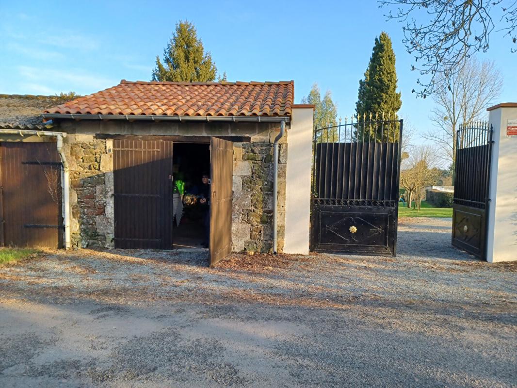 FONTENAY-LE-COMTE Maison de famille de caractère, jardin et piscine 16
