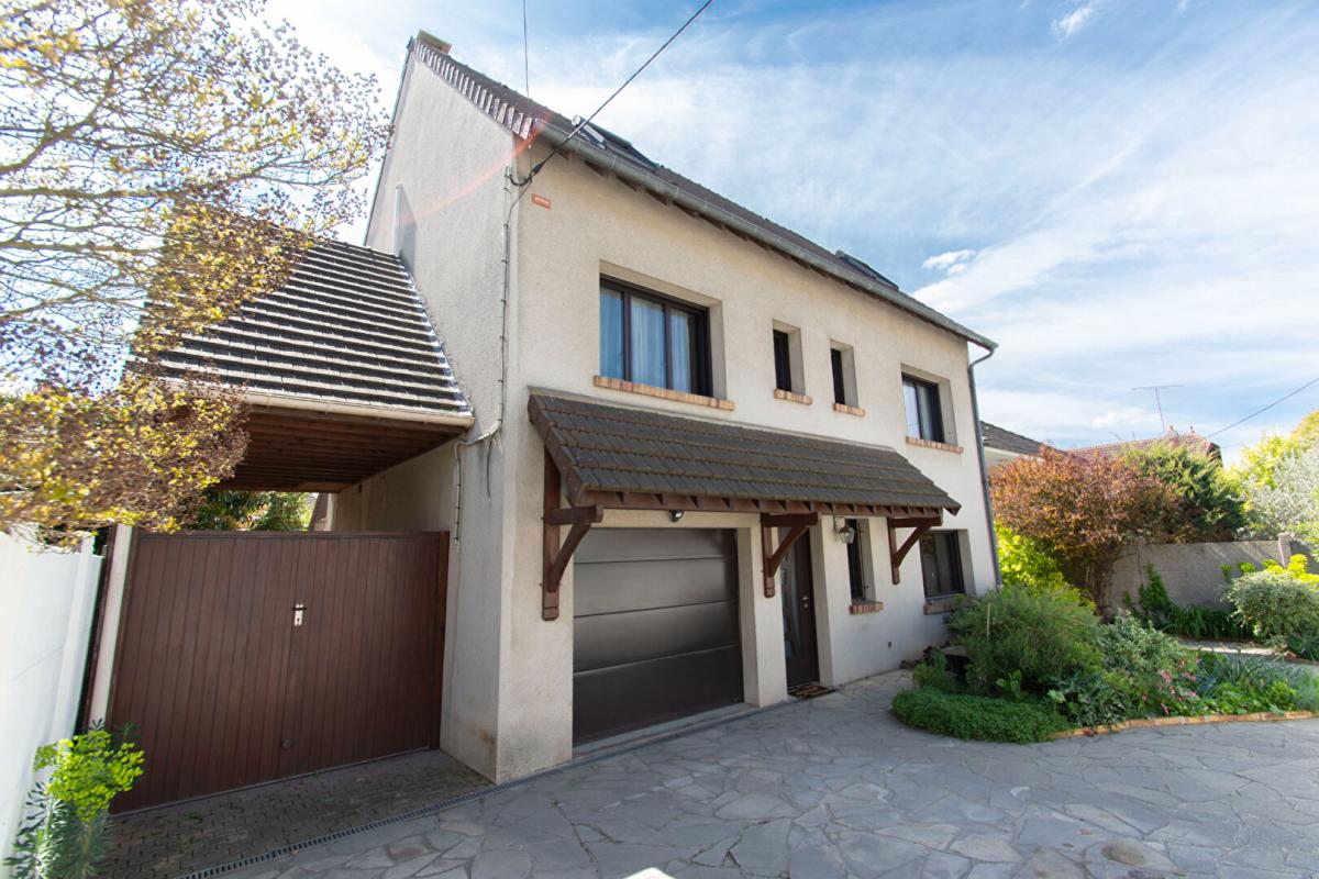 SAINTE-GENEVIEVE-DES-BOIS Maison Sainte Genevieve Des Bois 7 pièce(s) 138 m2 hab - 152 m² au sol 1