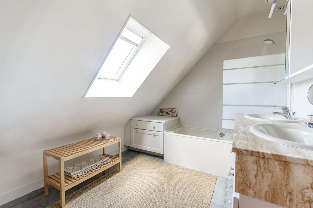 SAINTE-GENEVIEVE-DES-BOIS Maison Sainte Genevieve Des Bois 7 pièce(s) 138 m2 hab - 152 m² au sol 12