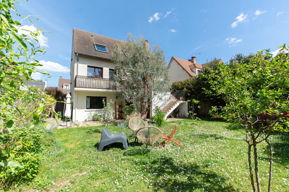 SAINTE-GENEVIEVE-DES-BOIS Maison Sainte Genevieve Des Bois 7 pièce(s) 138 m2 hab - 152 m² au sol 2