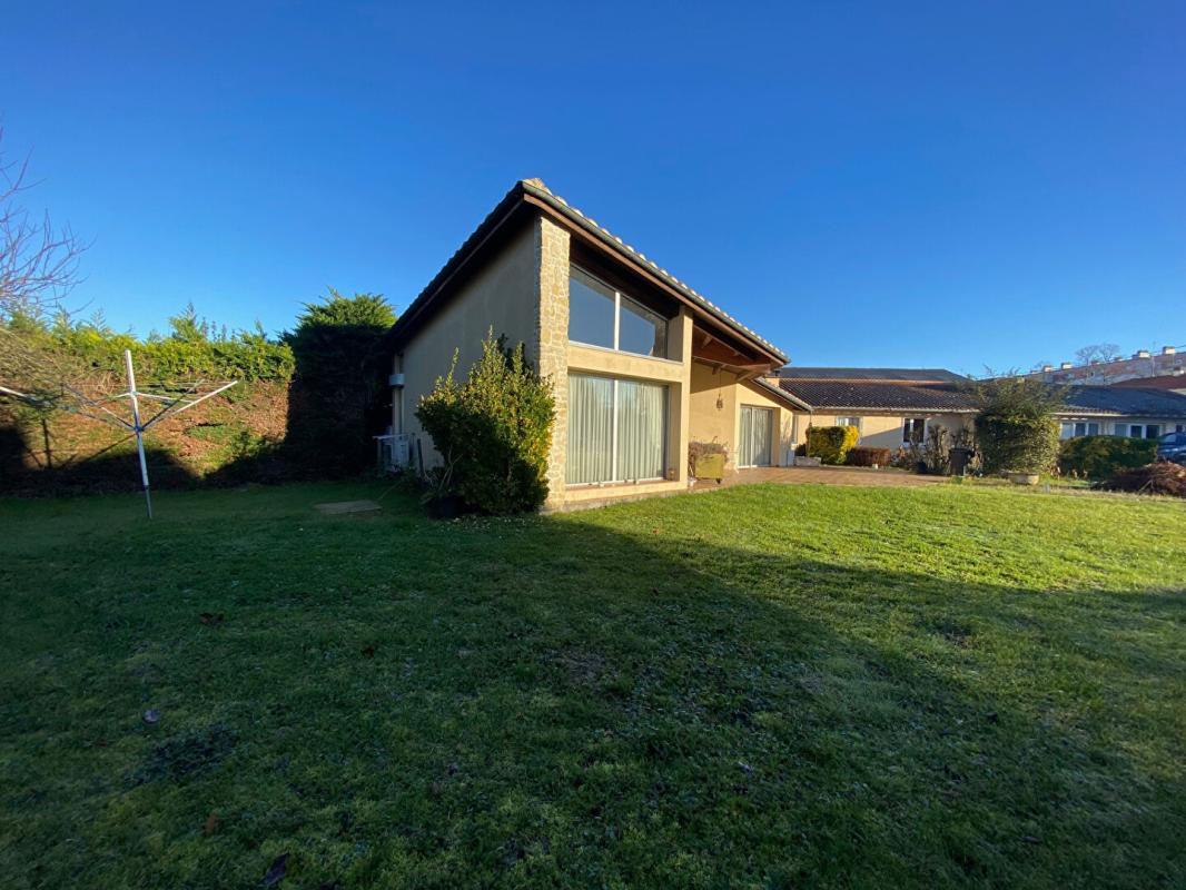 SAINTES EXCLUSIVITE Maison de  5 pièces  avec dépendance/ local d'activité  de  3 pièces de 55 m2 1