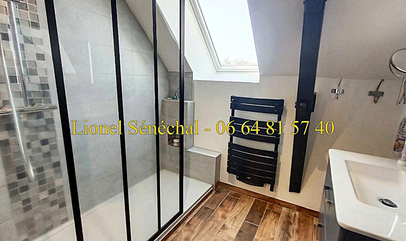 SAVIGNE-L'EVEQUE Longère lumineuse entièrement rénovée et peu énergivore de 250 m2 au sol avec son superbe espace piscine couvert sur une une parcelle de plus de 3 000 m2 avec vue sur la campagne 14