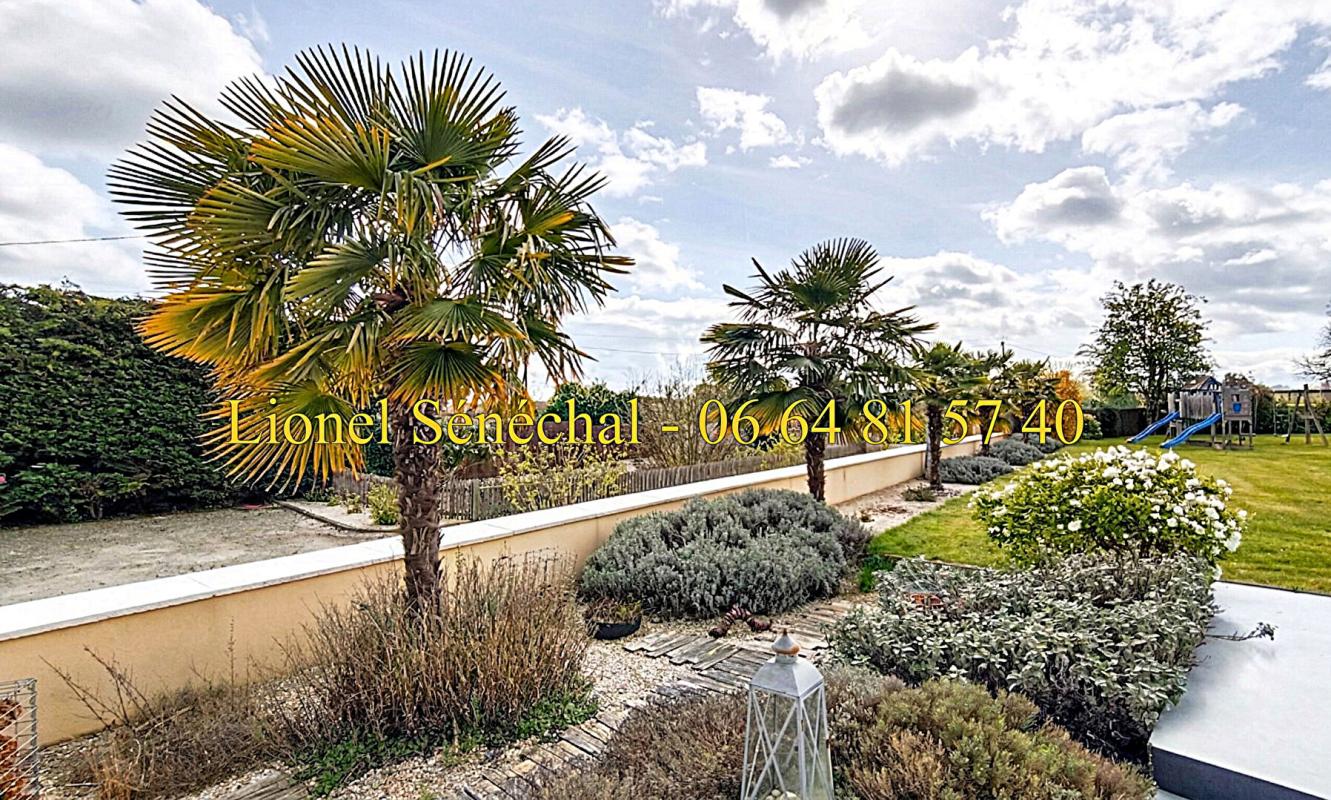 SAVIGNE-L'EVEQUE Longère lumineuse entièrement rénovée et peu énergivore de 250 m2 au sol avec son superbe espace piscine couvert sur une une parcelle de plus de 3 000 m2 avec vue sur la campagne 18