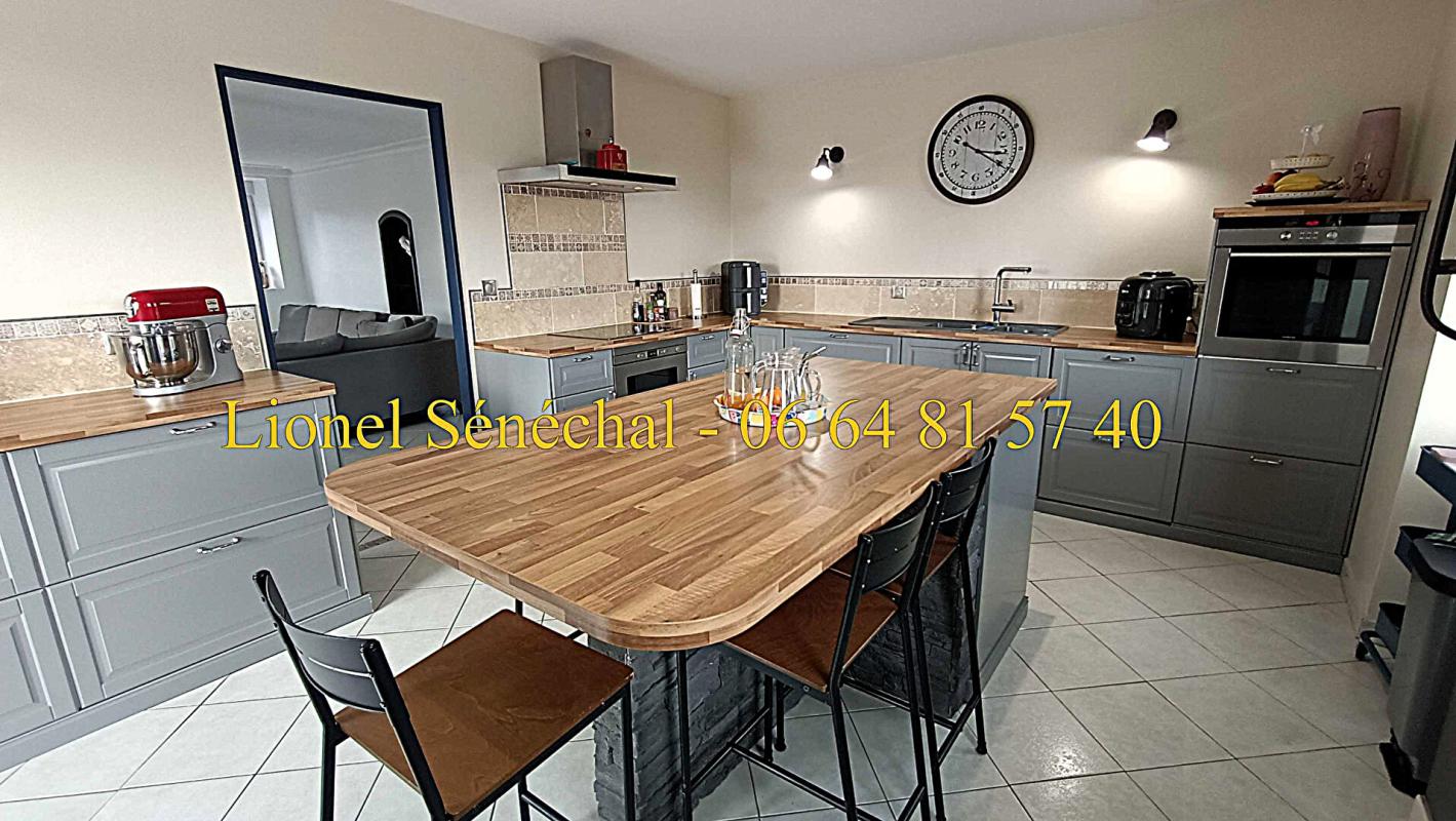 SAVIGNE-L'EVEQUE Longère lumineuse entièrement rénovée et peu énergivore de 250 m2 au sol avec son superbe espace piscine couvert sur une une parcelle de plus de 3 000 m2 avec vue sur la campagne 7