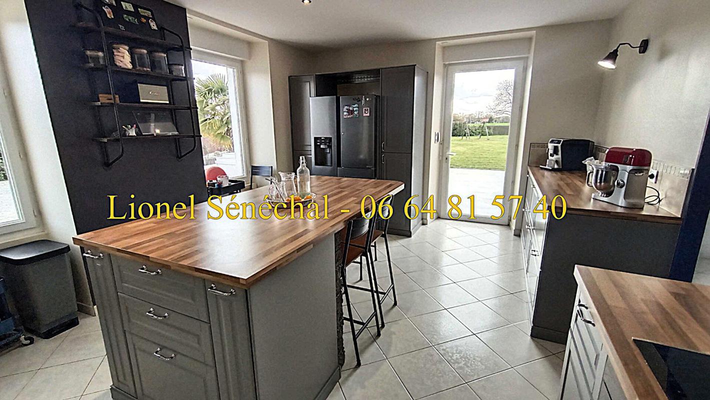 SAVIGNE-L'EVEQUE Longère lumineuse entièrement rénovée et peu énergivore de 250 m2 au sol avec son superbe espace piscine couvert sur une une parcelle de plus de 3 000 m2 avec vue sur la campagne 8