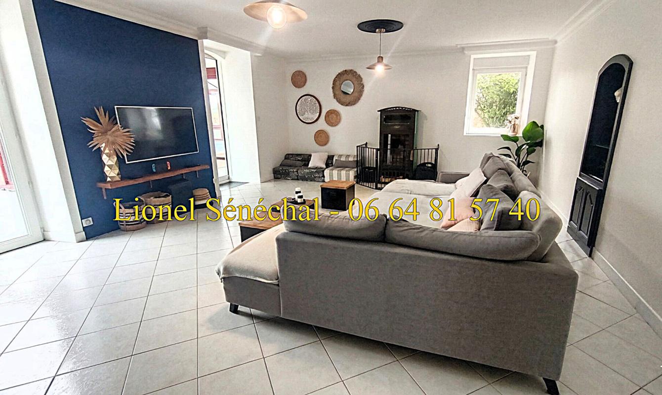 SAVIGNE-L'EVEQUE Longère lumineuse entièrement rénovée et peu énergivore de 250 m2 au sol avec son superbe espace piscine couvert sur une une parcelle de plus de 3 000 m2 avec vue sur la campagne 9