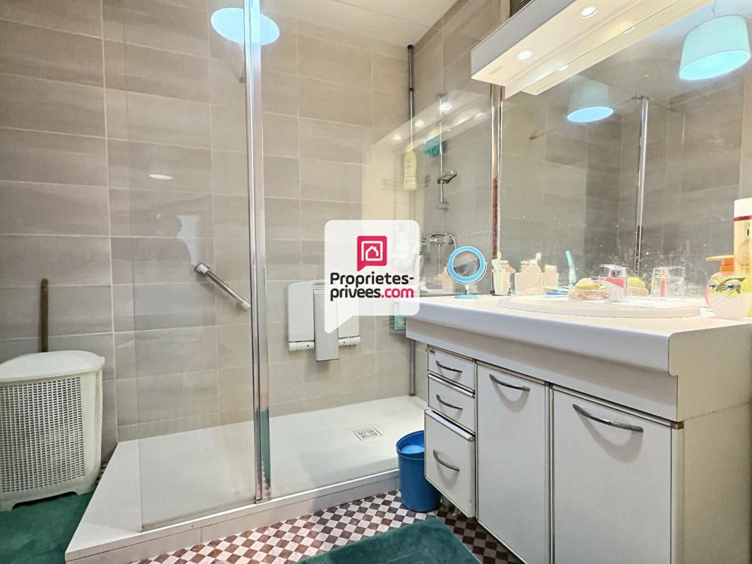 PERIGUEUX Appartement T4 d'env. 111m2 avec 3 ch., ascenseur et parking couvert dans secteur prisé sur PERIGUEUX (24000) 8
