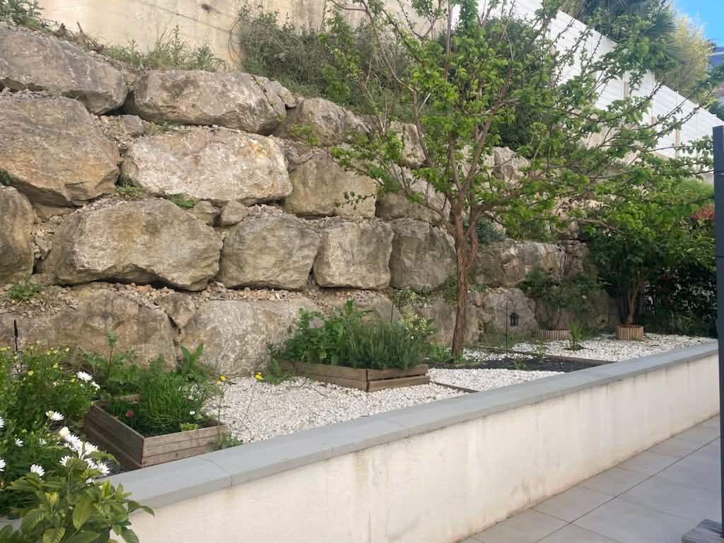 MARSEILLE-12E-ARRONDISSEMENT COUP DE COEUR- 3 pièces en rez-de-jardin avec 104m² d'extérieur, box double et résidence récente 5