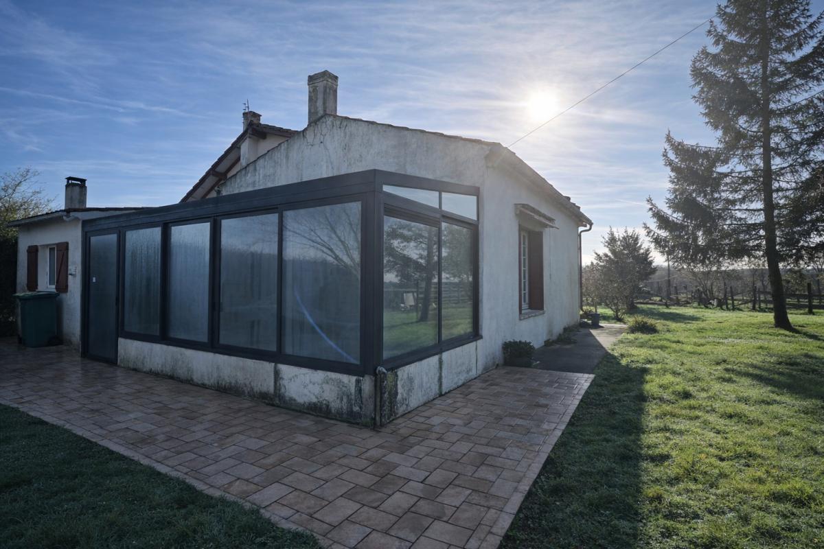 MORTAGNE-SUR-GIRONDE Maison Mortagne Sur Gironde 4 pièce(s) 136 m2 et dépendances  148000  FAI 11