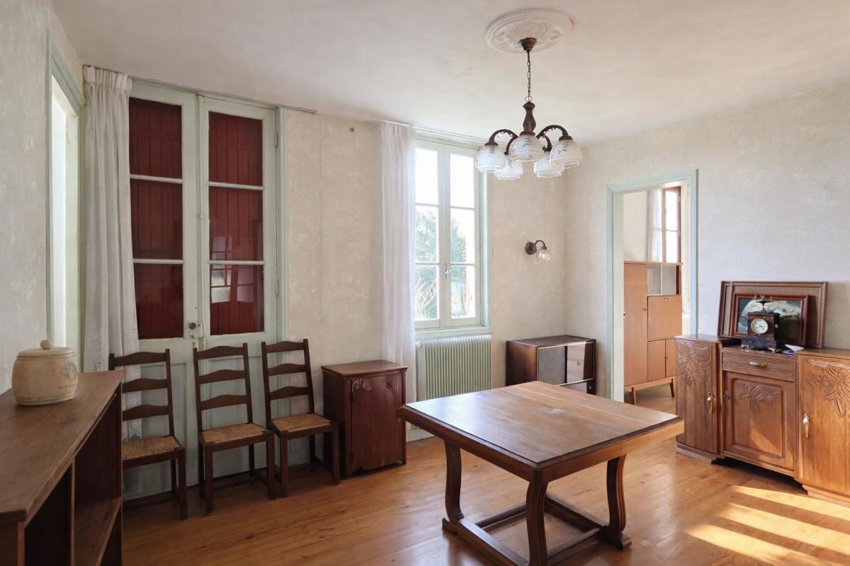 MORTAGNE-SUR-GIRONDE Maison Mortagne Sur Gironde 4 pièce(s) 136 m2 et dépendances  148000  FAI 9