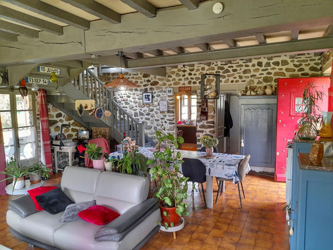 BUZY Charmante demeure en pierre avec vaste sous-sol et jardin paysager 1