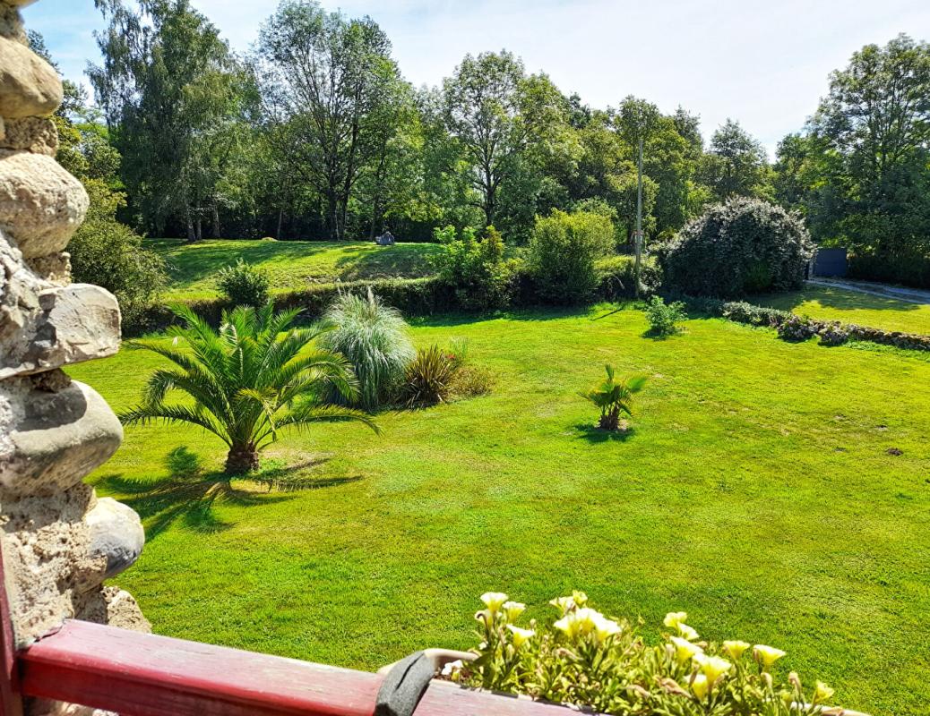 BUZY Charmante demeure en pierre avec vaste sous-sol et jardin paysager 11