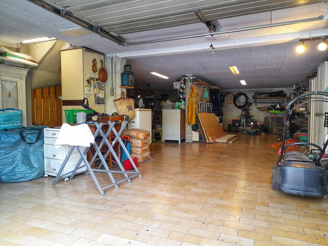 BUZY Charmante demeure en pierre avec vaste sous-sol et jardin paysager 17