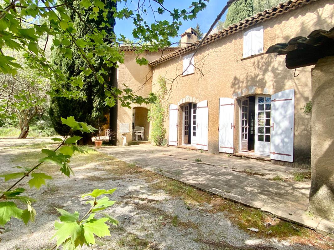 LE REVEST-LES-EAUX Maison Le Revest Les Eaux 10 pièce(s) 399 m2 1