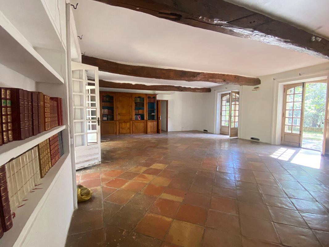 LE REVEST-LES-EAUX Maison Le Revest Les Eaux 10 pièce(s) 399 m2 12