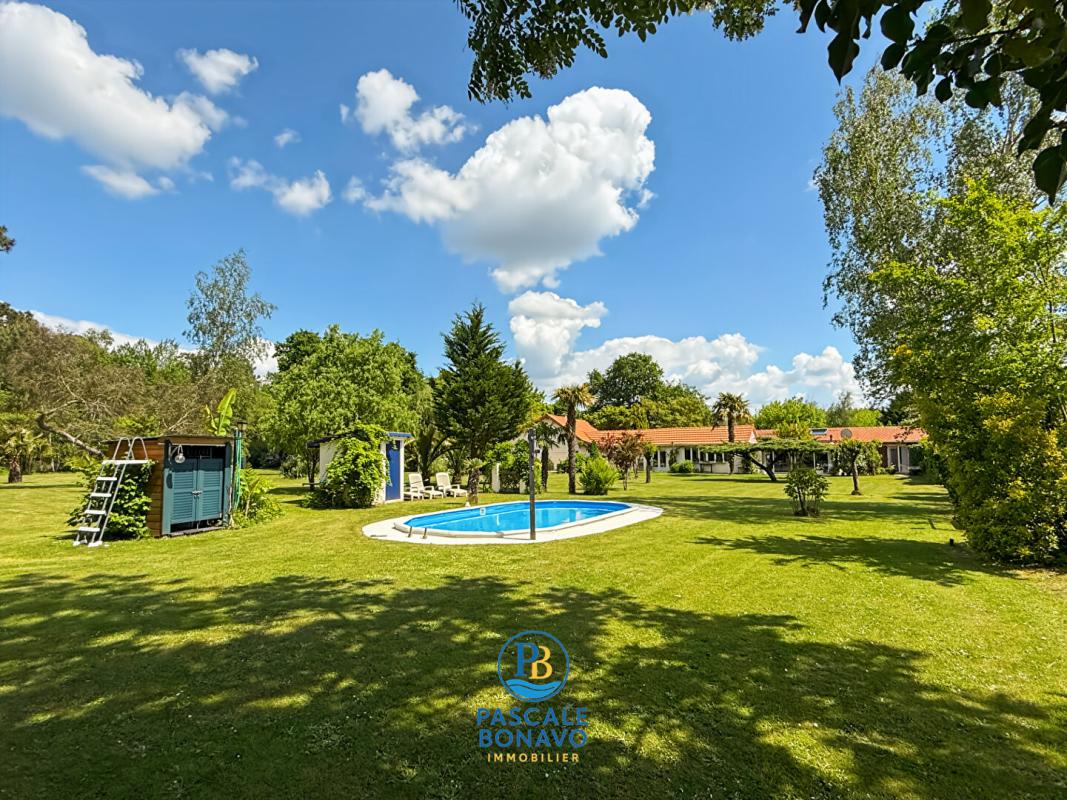 VENDAYS-MONTALIVET EXCLUSIVITE - Propriété 3 gîtes et maison de 136m2 - Magnifique Parc 1