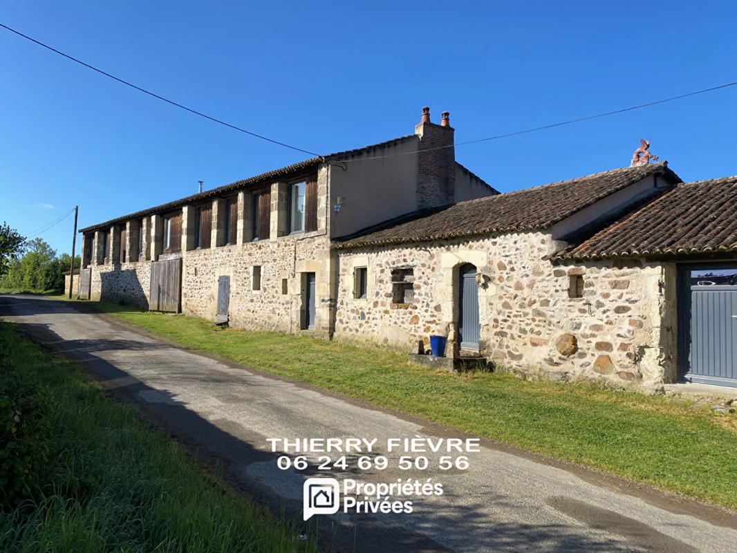 CERSAY Val en Vignes 79290 - Propriété de caractère 409 m²  Maison 4 chambres + 3 gîtes possibles  Fort potentiel locatif ou projet mixte 1
