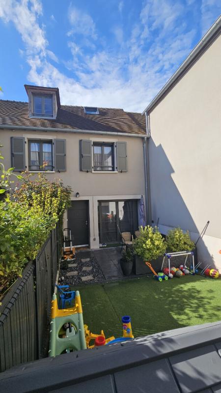 HOUDAN Maulette / Maison de ville récente en duplex avec jardinet 10