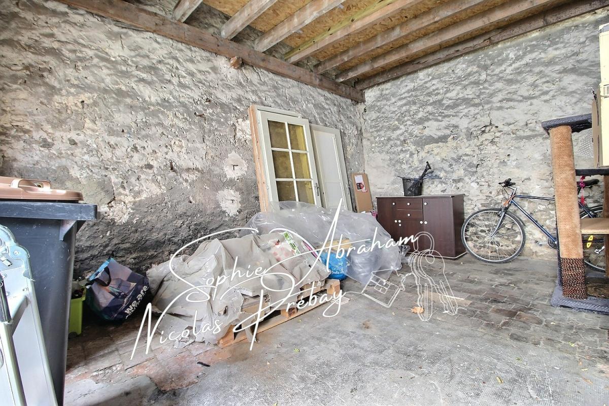 ANGERVILLE Maison en pierres, 3 chambres, grenier aménageable avec cour, dépendance et cave 17