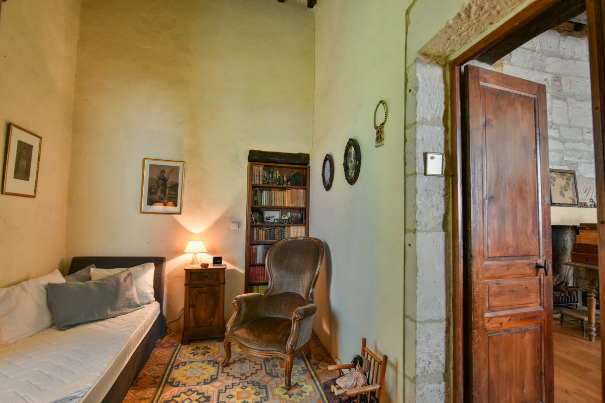 CAUSE-DE-CLERANS Maison de maître début XIXieme siecle, 9 pièce(s) 3ch, 200 m2,  grange, 2100 m2 terrain 8