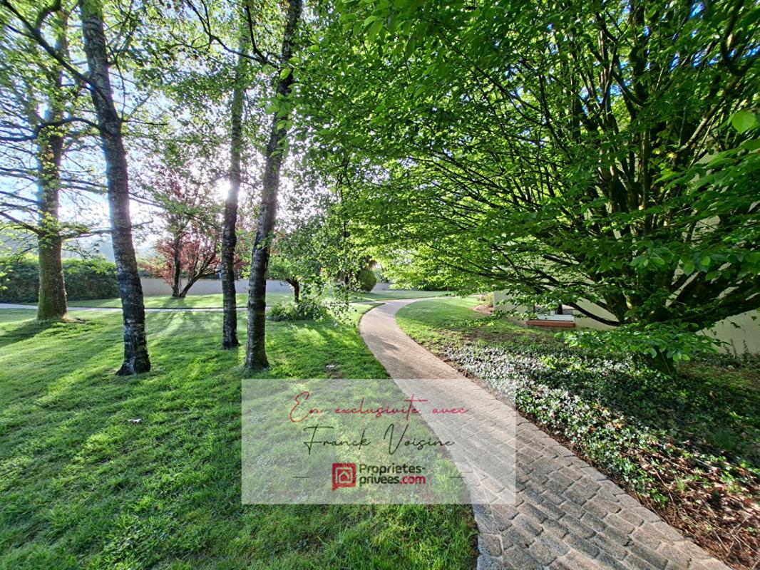 SAINT-MICHEL-MONT-MERCURE A VENDRE en Exclusivité à Saint Michel Mont Mercure, maison de 124 m2 avec 4 chambres et 1 bureau sur un parc arboré de 3812 m2 10