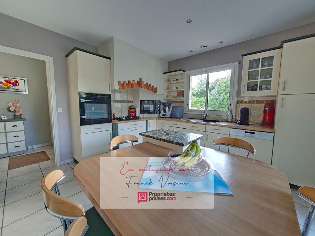 SAINT-MICHEL-MONT-MERCURE A VENDRE en Exclusivité à Saint Michel Mont Mercure, maison de 124 m2 avec 4 chambres et 1 bureau sur un parc arboré de 3812 m2 12