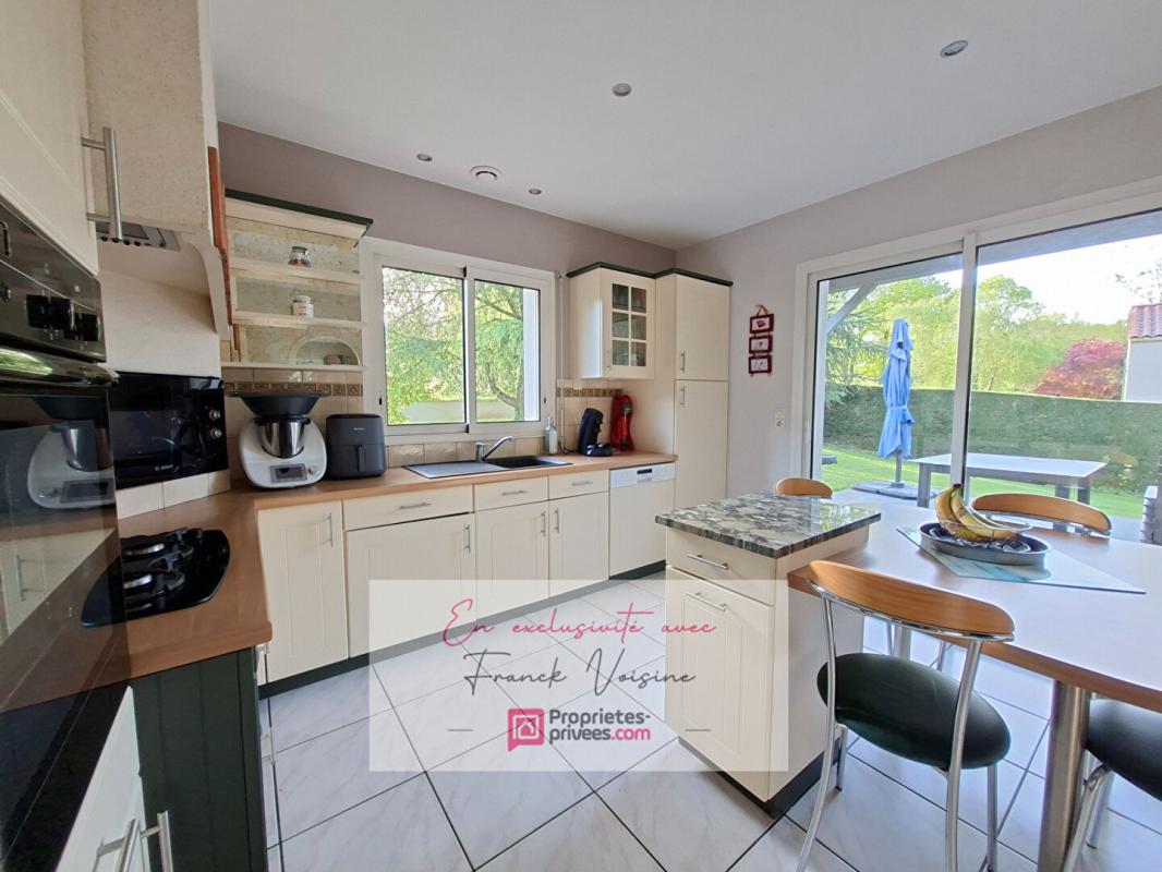 SAINT-MICHEL-MONT-MERCURE A VENDRE en Exclusivité à Saint Michel Mont Mercure, maison de 124 m2 avec 4 chambres et 1 bureau sur un parc arboré de 3812 m2 3