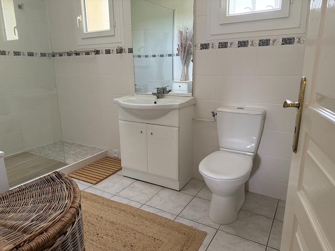 FAUX Charmante maison de campagne avec maison d'amis, piscine et intimité totale 10